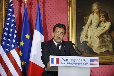 Sarkozy apeluje o silnego dolara
