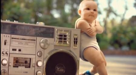 Tańczące niemowlęta w reklamie