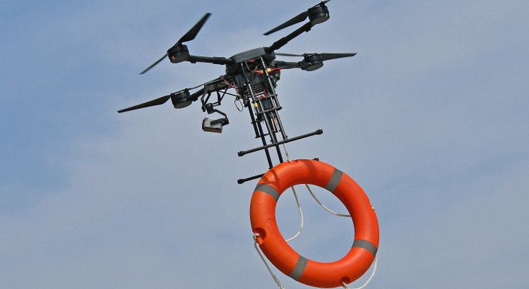 Dron dostarczył koło ratunkowe