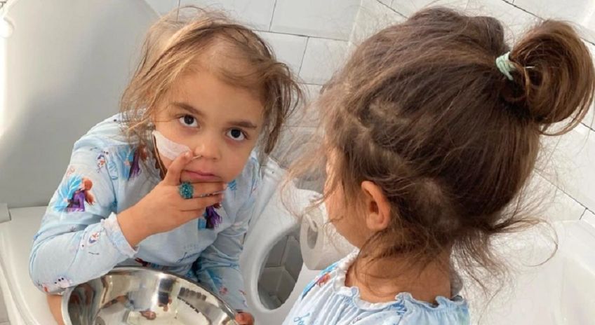 Trzyletnia dziewczynka opiekuje się chorą siostrą. Wzruszające zdjęcie podbiło serca internautów