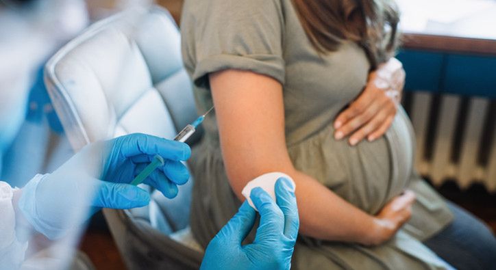 Szczepienia ciężarnych przeciw COVID-19. Prof. Kwaśniewska: Szczepionka jest bezpieczna i dla pacjentki, i dla dziecka