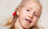 Jak ulżyć dziecku w bólu gardła?