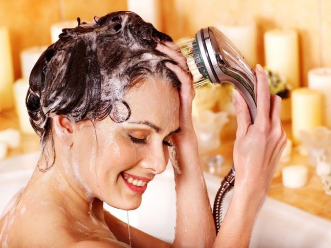 Stosuj odpowiednią technikę mycia włosów