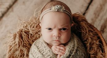 Dziecko z wredną minką. Zdjęcia wykonane przez Justine Tuhy podbijają sieć