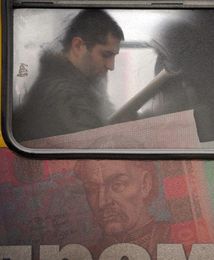 Złoty może się osłabić przez Ukrainę, ale na razie mocno traci rubel