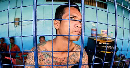Broń i narkotyki w celach więźniów na Filipinach