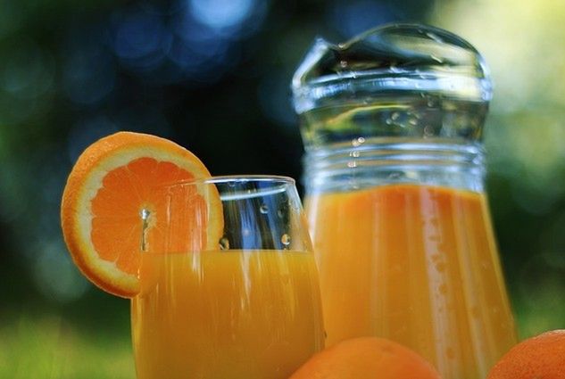 Świeżo wyciskany sok pomarańczowy
