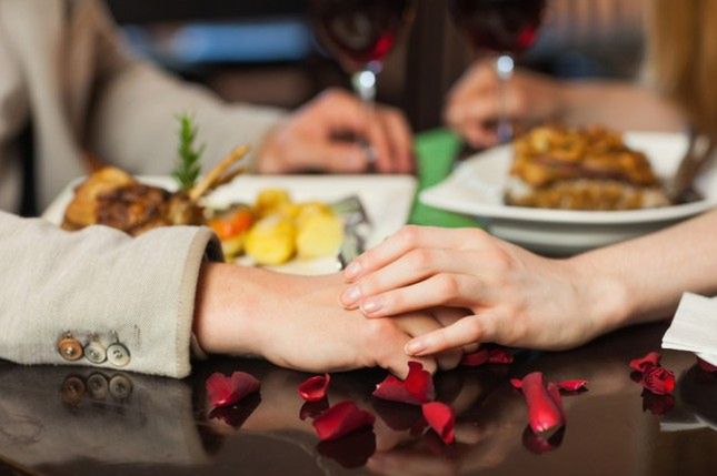 Dotykaj partnera podczas obiadu