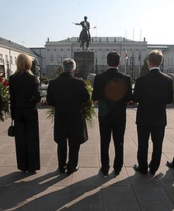 Wieńce przed Pałacem Prezydenckim - nie było PO i SLD