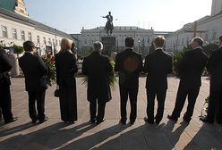 Wieńce przed Pałacem Prezydenckim - nie było PO i SLD