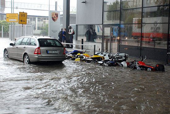 Gwałtowne burze zabiły 2 osoby i nadciągają nad Polskę