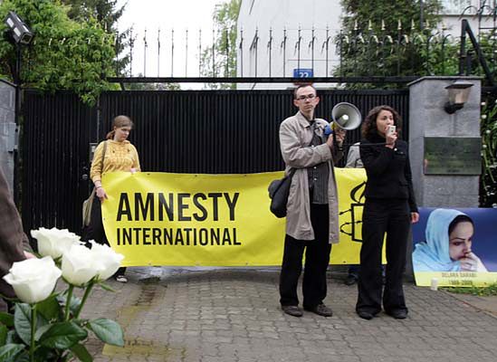 Protest Amnesty International przed irańską ambasadą