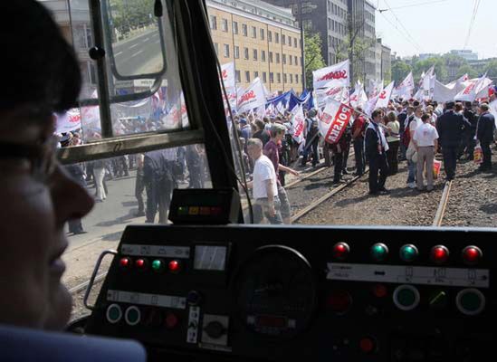 Związkowcy z "Solidarności" najadą francuską ambasadę