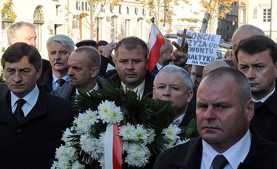 Tłum: "oddajcie krzyż"; J. Kaczyński złożył kwiaty