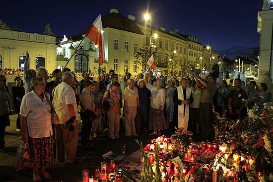 Tysiące osób demonstrowało przed Pałacem; "było gorąco"