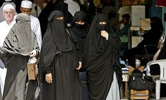 Religijny nakaz: kobieta może odkrywać tylko jedno oko