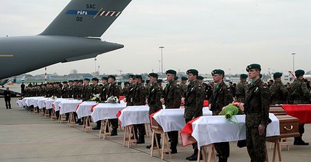 Kondukt z ciałami 30 ofiar przejechał przez Warszawę
