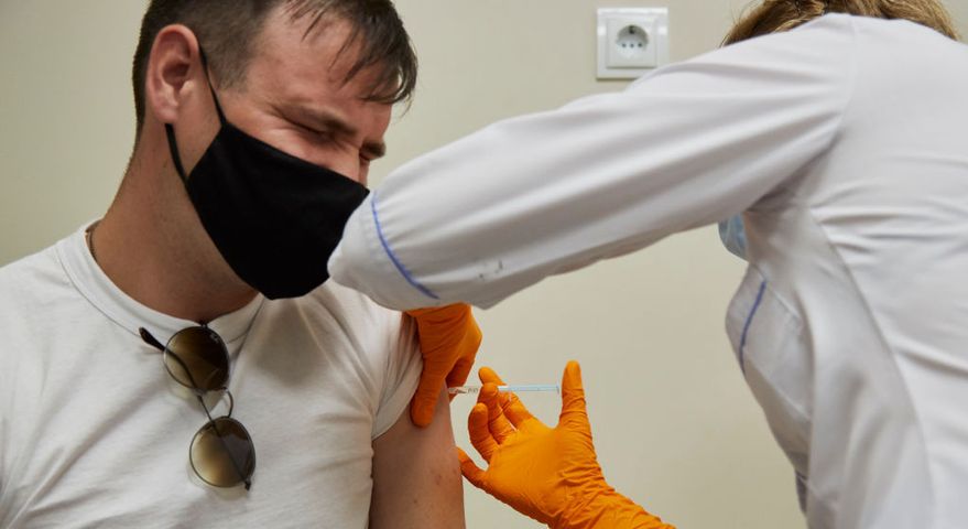 Zamieszanie ze szczepionkami. "Polscy pacjenci nie mogli jej przyjąć"