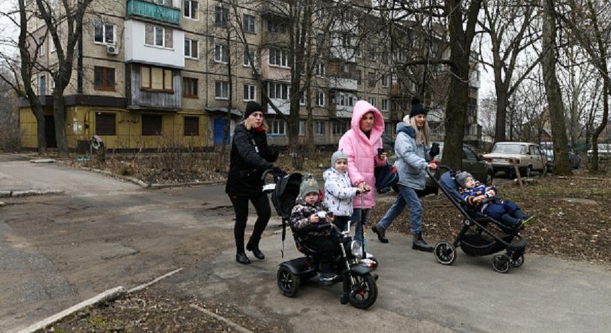 Naklejki z informacją o grupie krwi. Matki nie posyłają dzieci do przedszkola