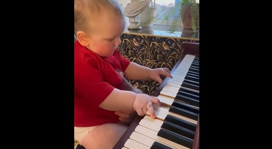 Ma 1,5 roku. Gra na pianinie jak zawodowiec