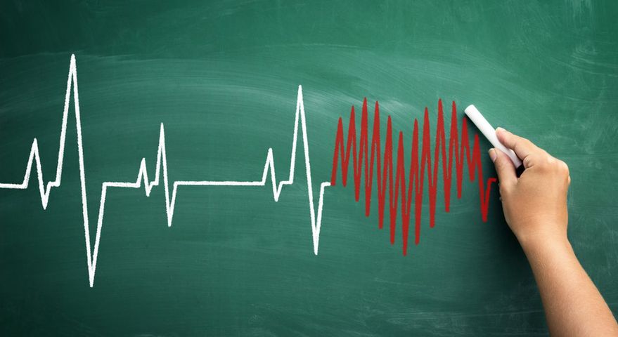 EKG pozwala wykryć nieprawidłowości i zaburzenia rytmu serca.