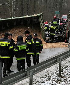 Autobus zderzył się z przyczepą