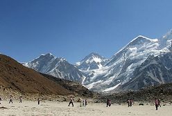 Krykiet w cieniu Mount Everestu