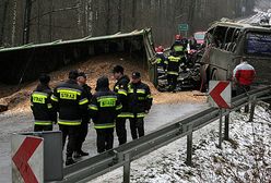 Autobus zderzył się z przyczepą