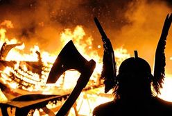 Topory, pochodnie i płonąca łódź