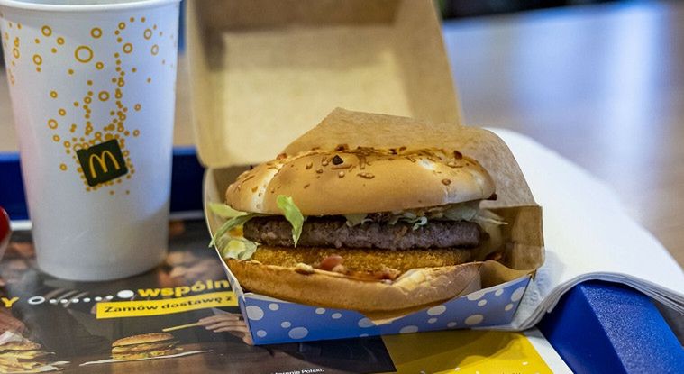 Burger Drwala pod lupą Katarzyny Bosackiej. Co znajduje się w kanapce uwielbianej przez Polaków?