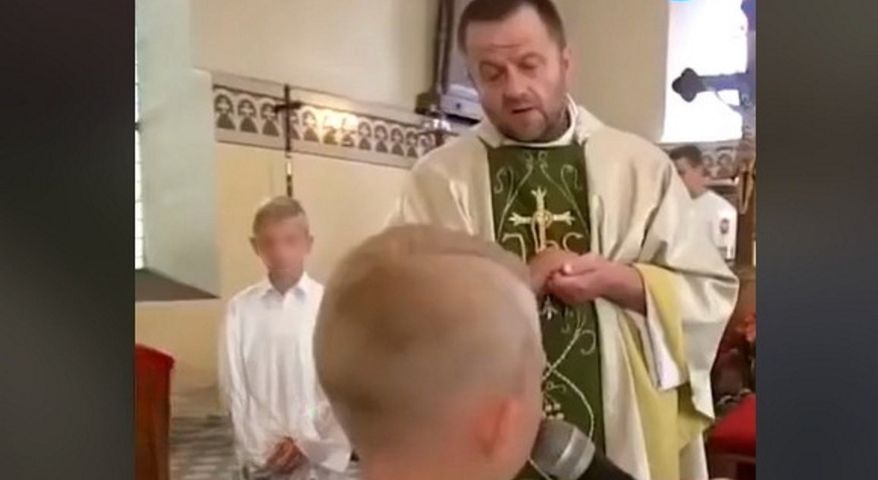 Ksiądz i jego reakcja w kościele