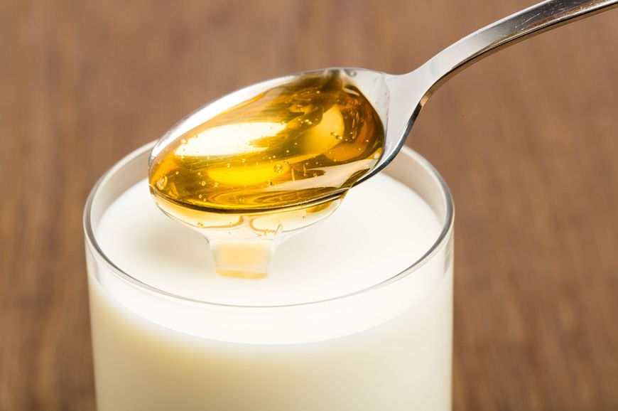 Mikstura z mleka, miodu, masła i ząbków czosnku to idealny sposób na przeziębienie