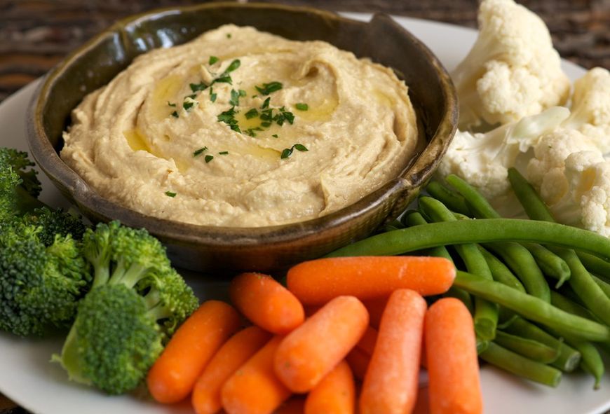 Kolacja: hummus ze świeżymi warzywami