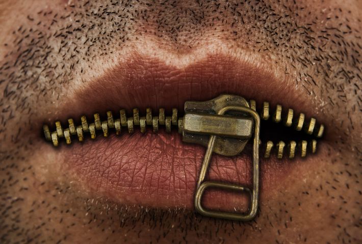 Metaliczny posmak w ustach może mieć wiele przyczyn.