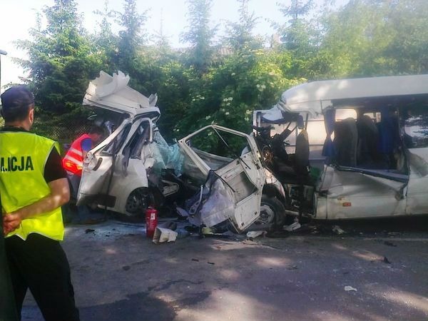 Wypadek z udziałem 2 busów w miejscowości Stawek. 5 osób nie żyje