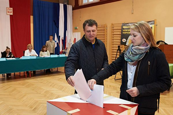Prezydent Sopotu Jacek Karnowski z córką Joanną podczas głosowania