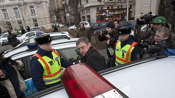B.premier Węgier Ferenc Gyurcsany musiał się tłumaczyć policjantom z protestu