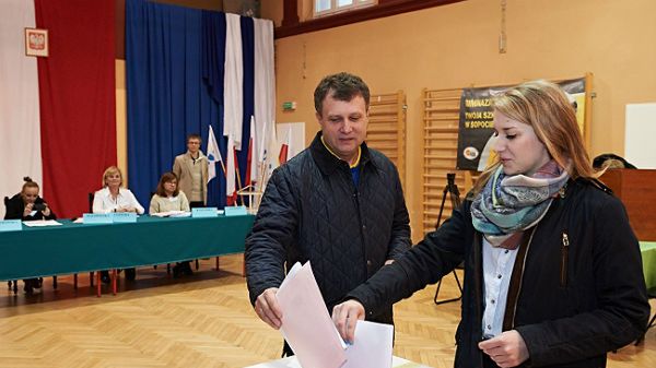 Prezydent Sopotu Jacek Karnowski z córką Joanną podczas głosowania