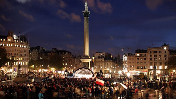 Obchody święta niepodległości na Placu Trafalgaru w Londynie
