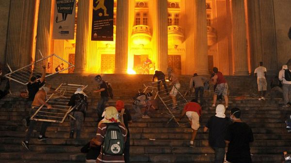 Zamieszki przed Pałacem Tiradentes w Rio de Janeiro
