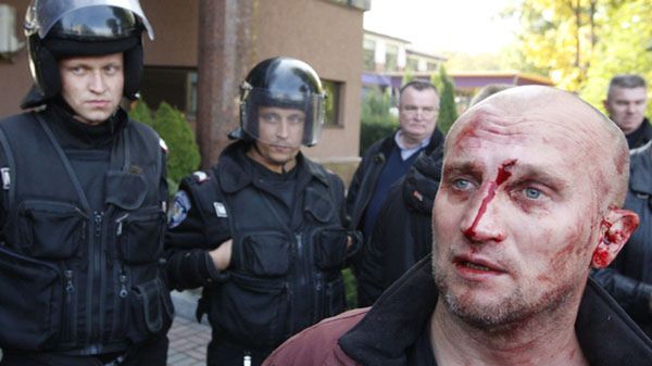 Aktywista z Majdanu, ofiara byłych oficerów Berkutu protestuje przed sądem przeciwko wypuszczeniu ich dowódcy