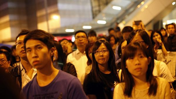 Uczestnicy Occupy Central słuchają jednego z liderów protestu Joshuy Wonga