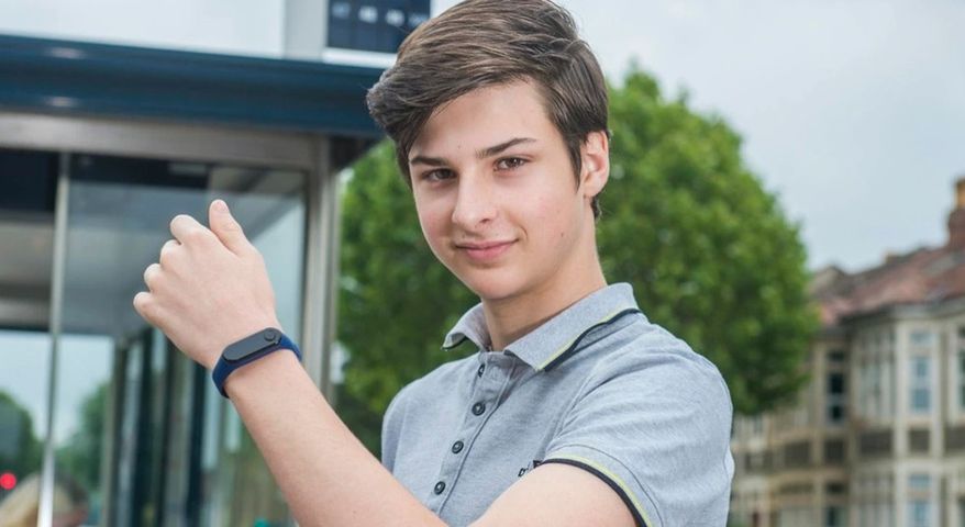 Max Melia stworzył inteligentną opaskę na rękę, która wibruje za każdym razem, gdy użytkownik chce dotknąć swojej twarzy
