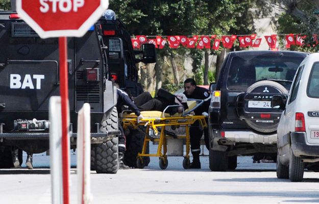 Do 23 wzrosła liczba zabitych w ataku w Tunisie