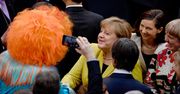 Angela Merkel i nowy prezydent Niemiec Frank Walter Steinmeier w objęciach drag queen