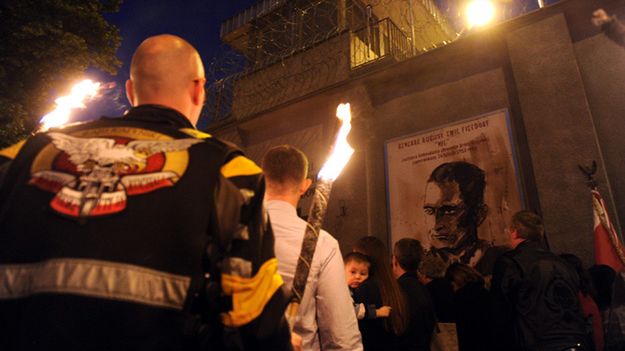 Uczestnicy uroczystości w 2012 r. podczas 64. obchodów rocznicy śmierci Pileckiego, przy tablicy upamiętniającej pomordowanych w więzieniu mokotowskim