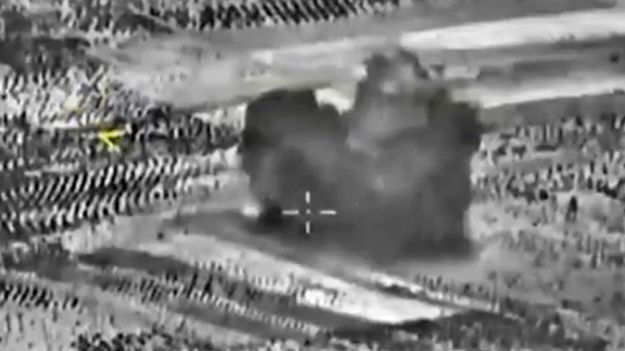 Rosja kontynuuje bombardowania w Syrii - stop klatka z wojskowego nagrania wideo