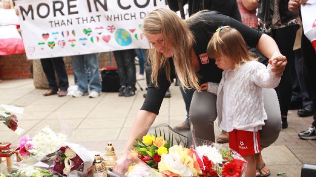 Polacy zapalają znicze na miejscu tragedii w Harlow