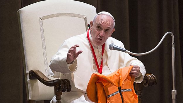 Papież z kamizelką dziewczynki, która utonęła w morzu