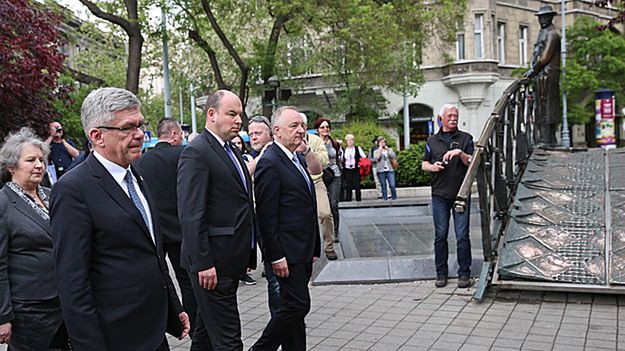 Na zdjęciu z maja 2016 Jan Dziedziczak (w środku) składa kwiaty przed pomnikiem Imre Nagya w Budapeszcie